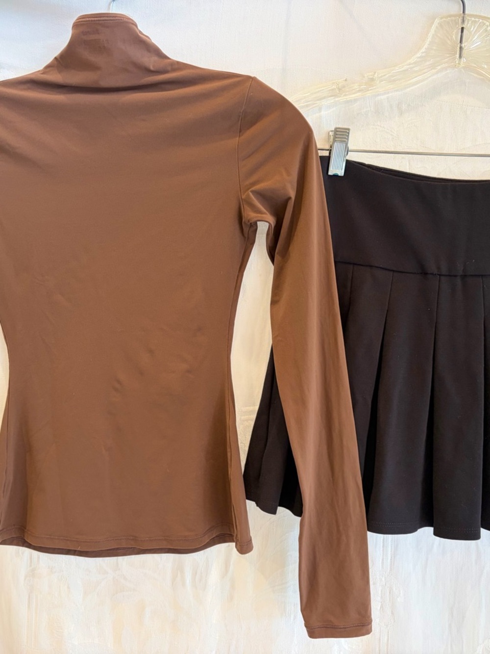 SKIMS Fits Everybody Cocoa Top XS $64 LOVERS & FRIENDS Black Pleated Skirt $128 - Picture 4 of 8